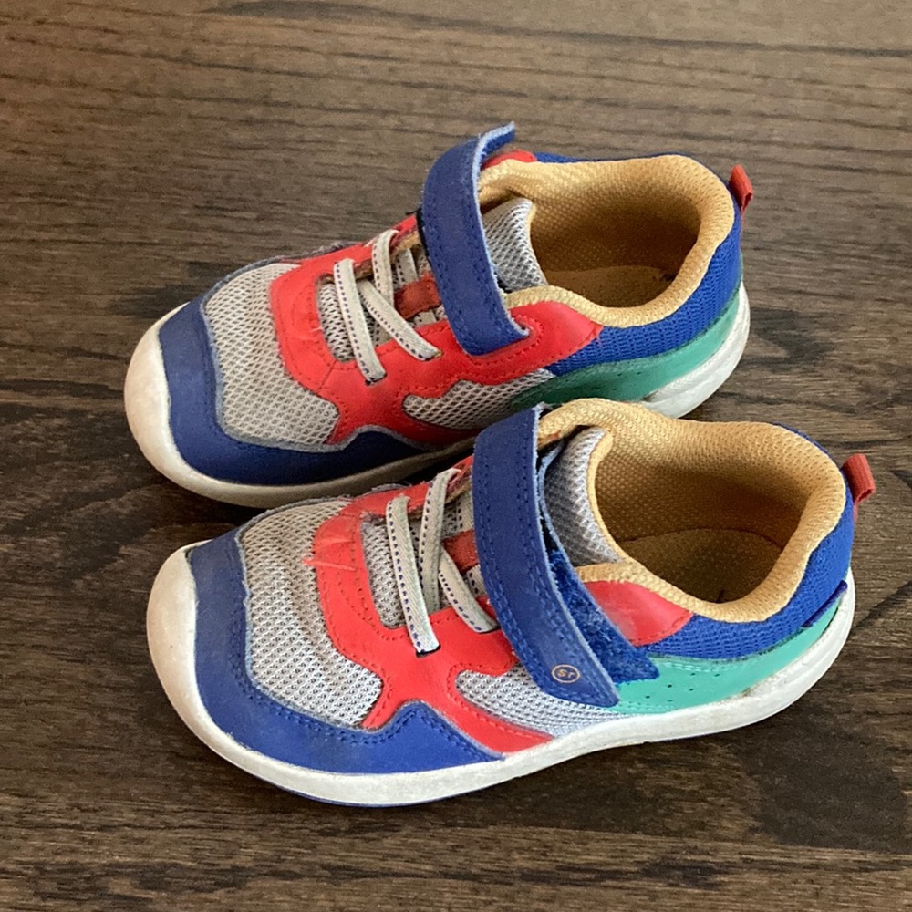 Stride rite 8.5 toddler shoes, good play condition